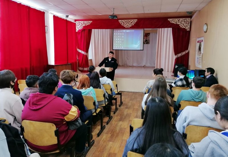 В Хоринском районе полицейские проводят профориентационные встречи с будущими выпускниками школ